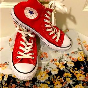 Unisex Red converse 💕